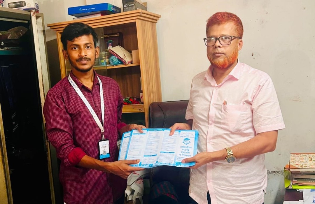 সিলেবাস ও রেজিস্ট্রেশন ফর্ম বিতরণ